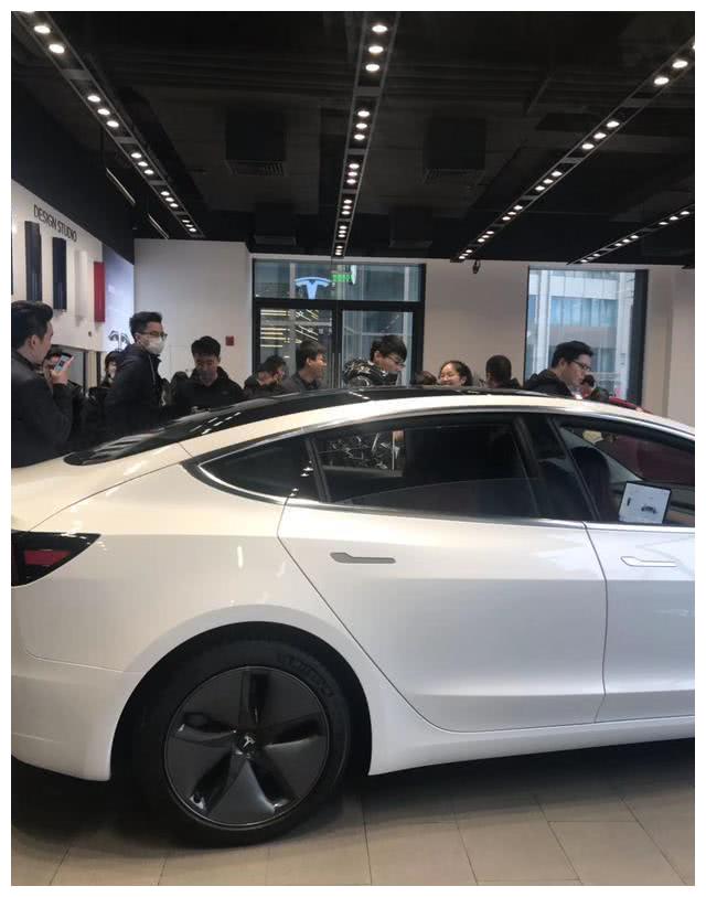 特斯拉门店被挤爆，车主排队买车，一看价格，网友：真是白给