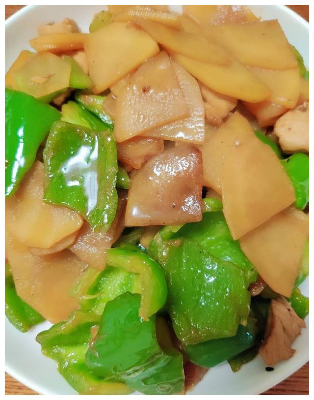青椒土豆炒肉片,家常做法简单好吃,土豆比肉还香