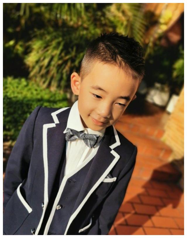 丁爸抵达香港帮女儿应采儿照顾二宝,7岁陈胤捷从小靠姥爷长大