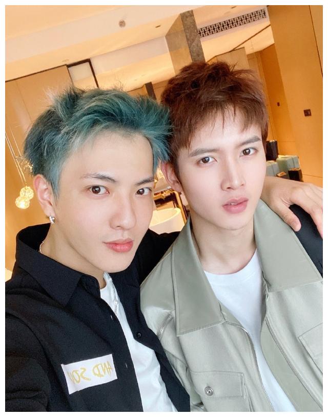 董岩磊探班陈宥维 父亲节合影互相为父亲送祝福