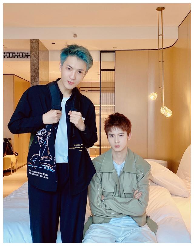 董岩磊探班陈宥维 父亲节合影互相为父亲送祝福