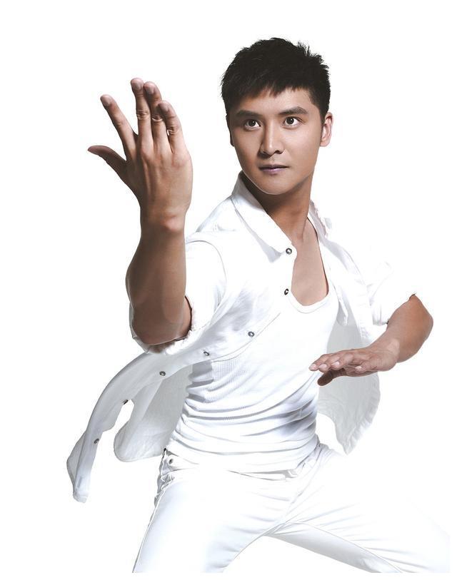 田亮绝对是要更胜某些人一筹的,如今看到已近40,身材还如此健美的田亮