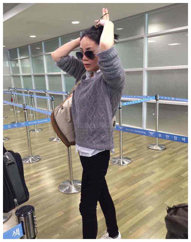 王菲出道31年,身材几乎从来没有走过样,身高174的她,体重一直都是保持