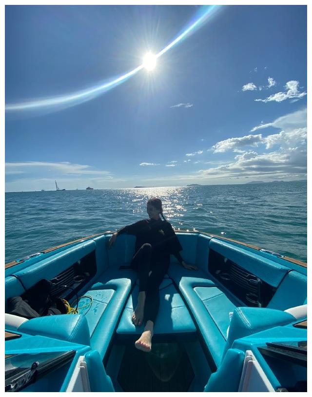 angelababy扎麻花辫冲浪 逆光自拍如出海美人鱼