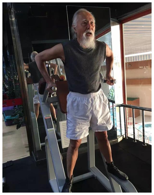 84岁王德顺堪称宠妻狂魔看到他的妻子后终于明白他为何宠