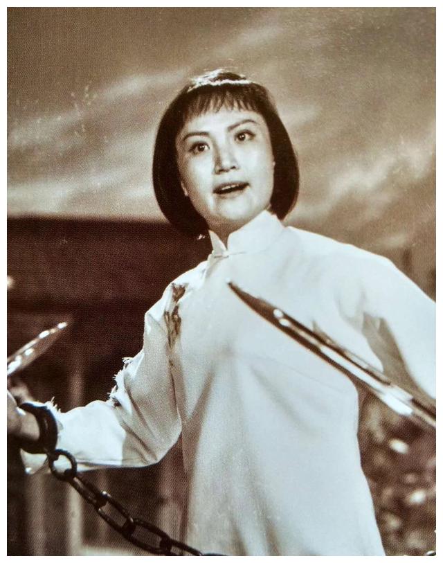 杨春霞后来说,那时候几乎大街小巷都贴满了《杜鹃山》中柯湘的剧照