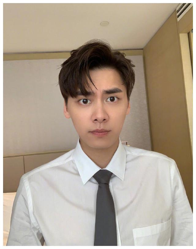 李易峰方否认与方安娜恋情何炅与神秘男子牵手被热议