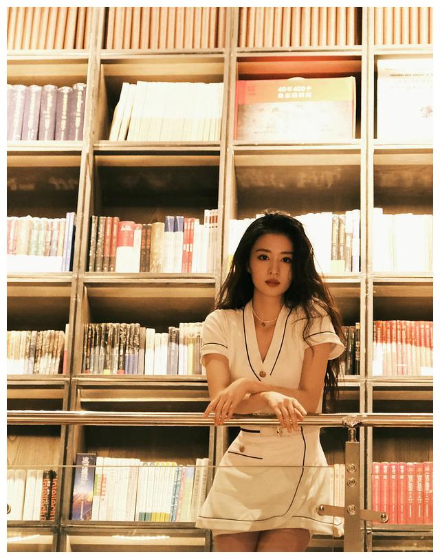 王楚然白裙清纯温柔俏皮托脸长发慵懒