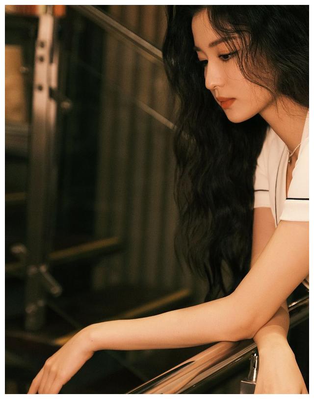 王楚然白裙清纯温柔俏皮托脸长发慵懒