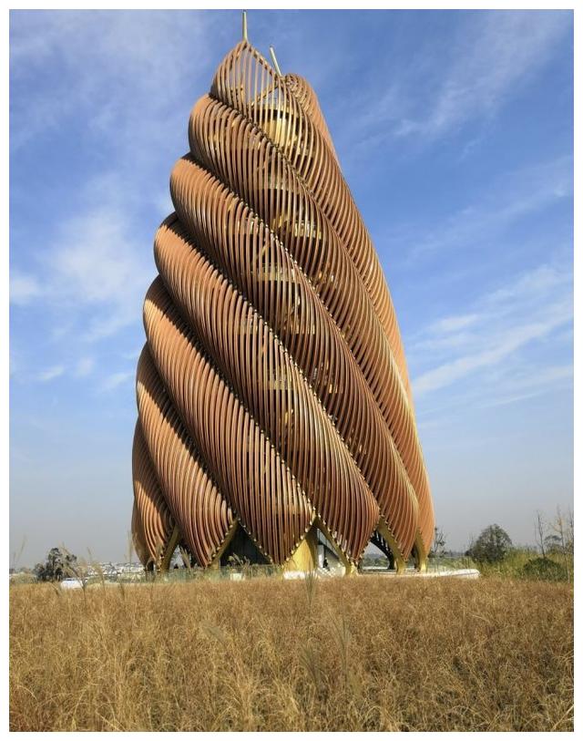 8米的瞭望塔,从塔身南侧看,塔体犹如一颗破土而出的春笋,从塔身北侧