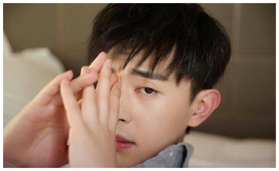 小编是怎么都没有想到邓伦的手这么胖乎乎的,真的是超级反差了,单看脸