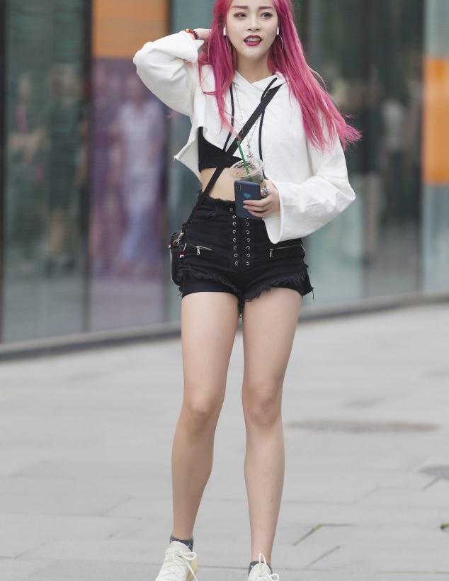街拍:红发美女热裤搭配椰子鞋,气质堪比明星