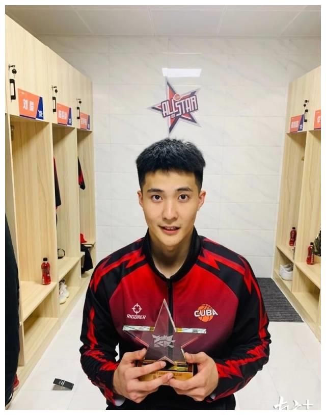 汕头大学篮球队队员朱松玮:青春赛场永不言弃