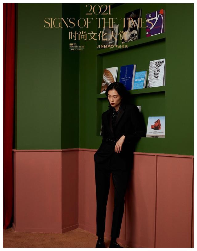 9名国模世纪同框，刘雯稳站C位，何穗状态好，奚梦瑶没参加合照休闲区蓝鸢梦想 - Www.slyday.coM