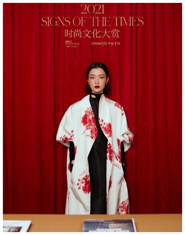 9名国模世纪同框，刘雯稳站C位，何穗状态好，奚梦瑶没参加合照休闲区蓝鸢梦想 - Www.slyday.coM