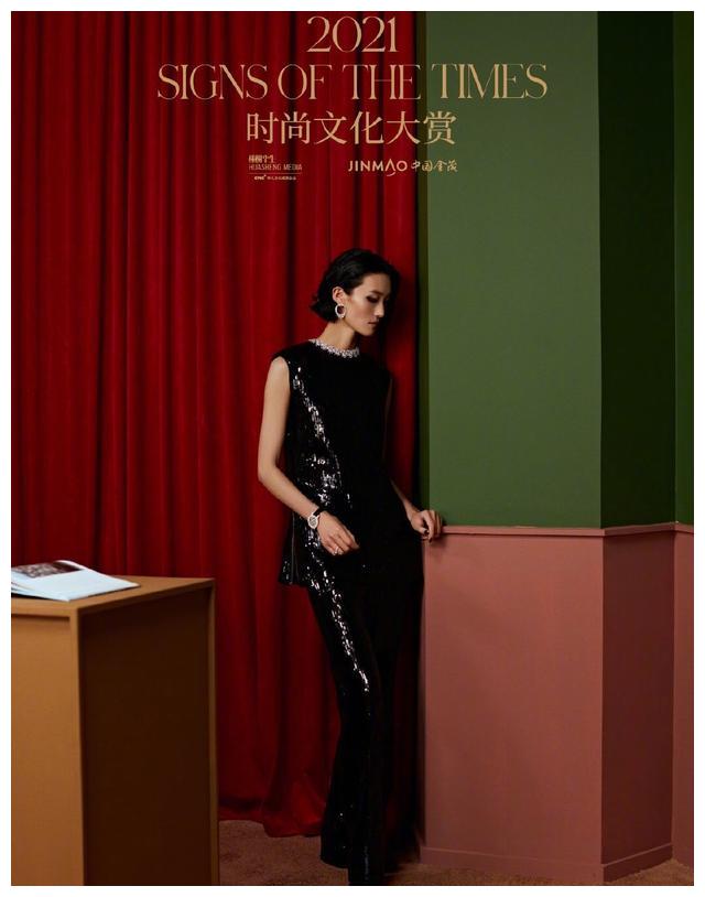 9名国模世纪同框，刘雯稳站C位，何穗状态好，奚梦瑶没参加合照休闲区蓝鸢梦想 - Www.slyday.coM