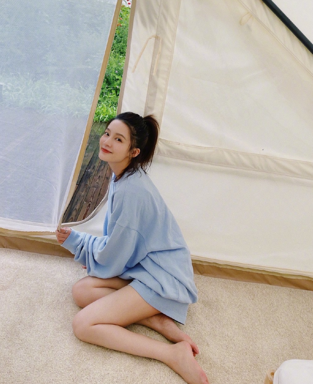 李沁穿蓝色卫衣套装秀美腿清新靓丽笑容甜