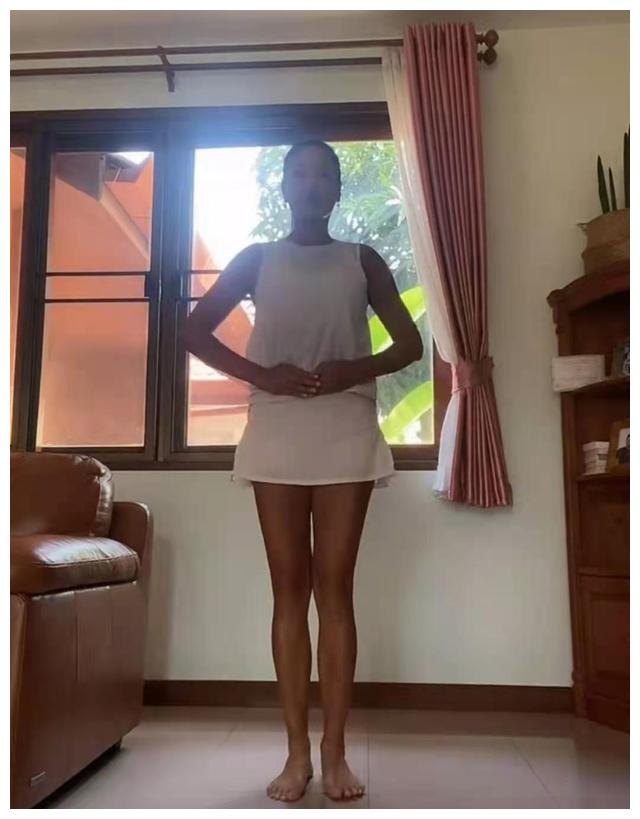 瞿颖在家跳舞,肚腩突出皮肤黑到反光,腿很粗但不弯也很长__财经头条