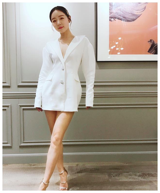 安又琪商演走穴引热议冻得发抖没人心疼还是何洁比较聪明