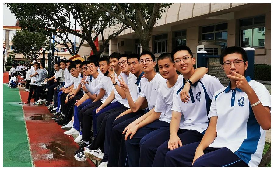 青岛一中:步履铿锵,恰同学少年,风华正茂!