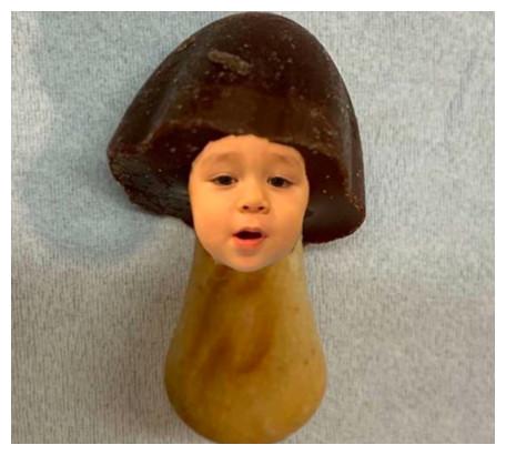 只见他光着上身,头发微湿,重点是招牌西瓜皮发型的发尾消失,似乎将