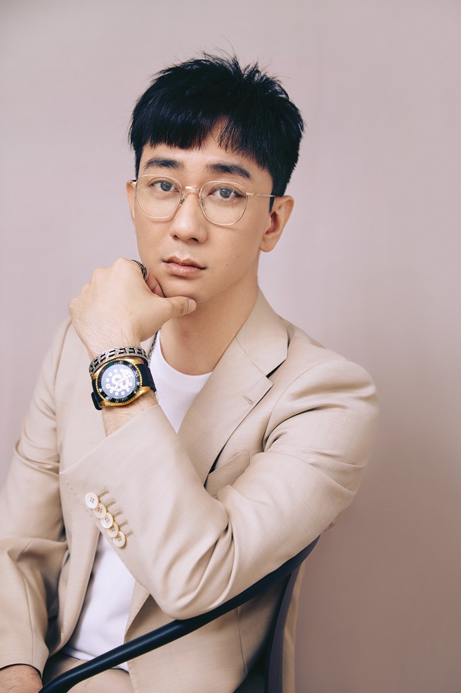 王自健西装写真曝光 表情搞怪尽显春日活力