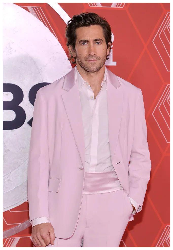 组图男星杰克吉伦哈尔杂志大片粉色型男可爱帅气