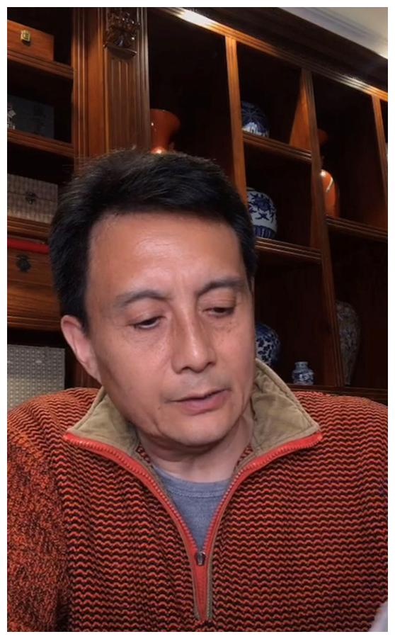 白龙马王伯昭直播,意外曝光豪宅内景,满柜子青花瓷古董太抢眼