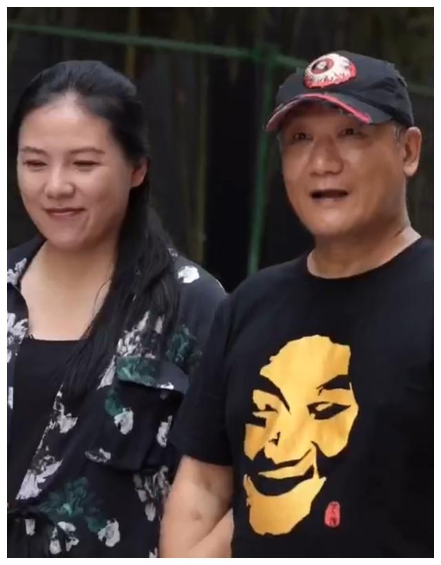 57岁谢东同框儿子如爷孙被网友调侃像侯宝林因吸毒致事业全毁