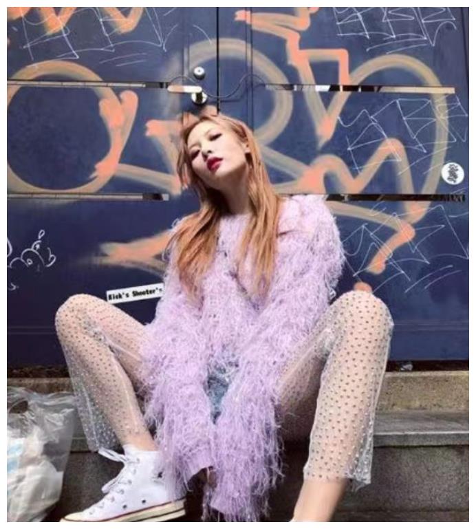 继m蹲后泫雅上演八字蹲这动作恐怕体重80斤才能做到