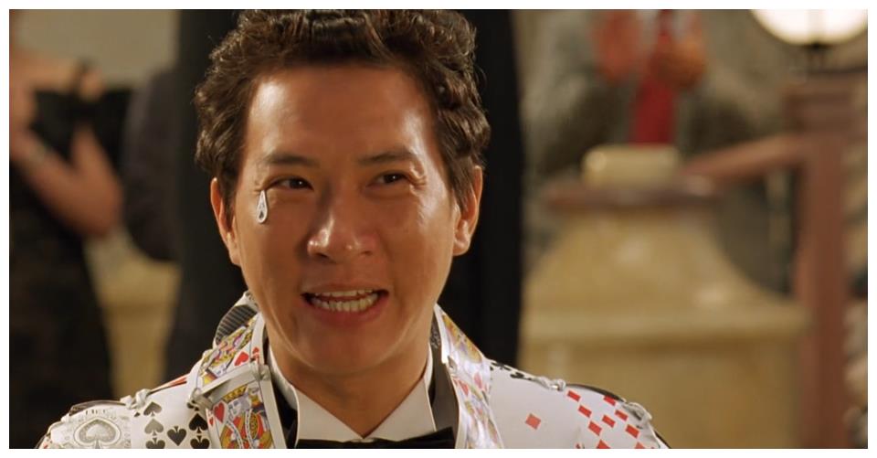 里,男主"梁宽"和男二号"黄狮虎",角色名字明显是在恶搞《黄飞鸿》