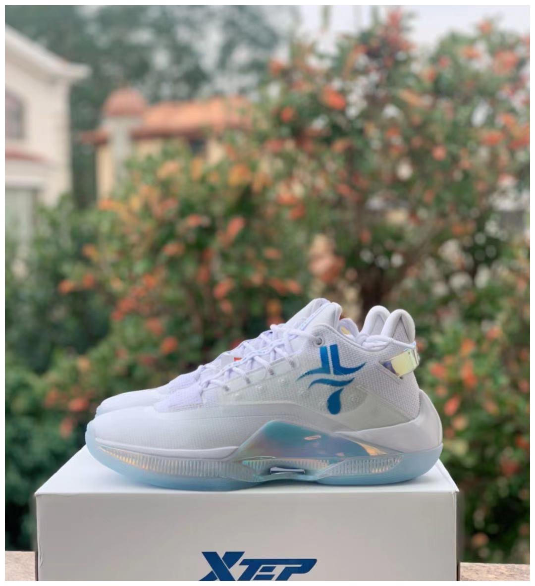 林书豪签名款球鞋特步游云4