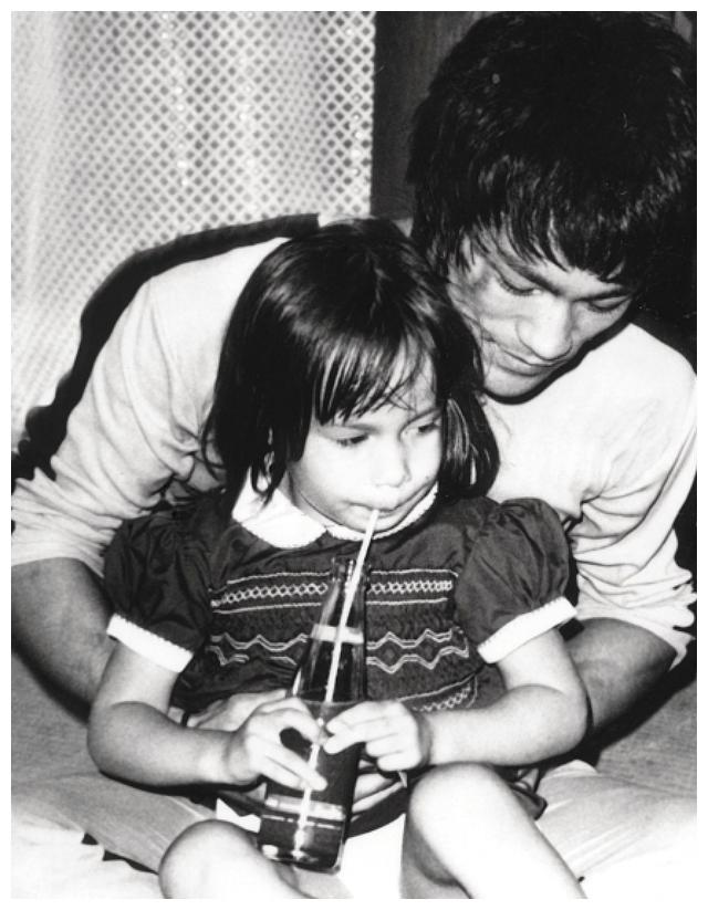 李小龙罕见旧照一家四口老婆很漂亮抱着女儿画面温馨