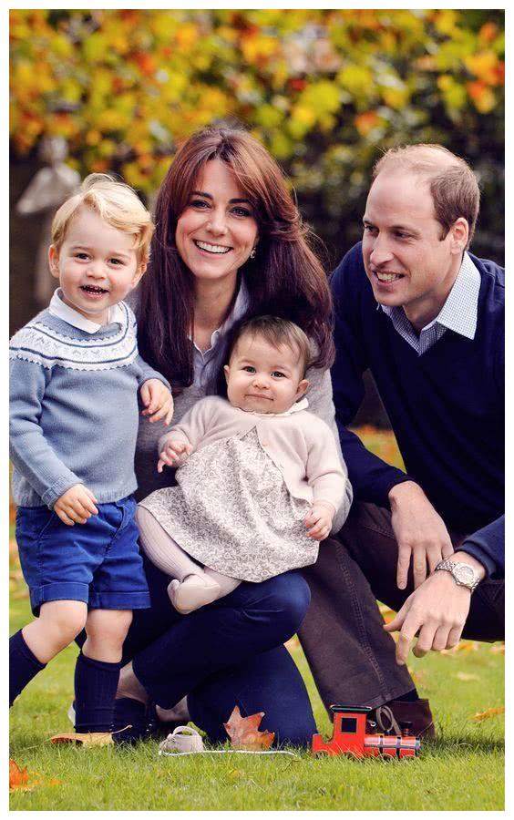 路易小王子2岁生日照曝光,穿格衬衫亮出彩虹手印,像极哥哥乔治