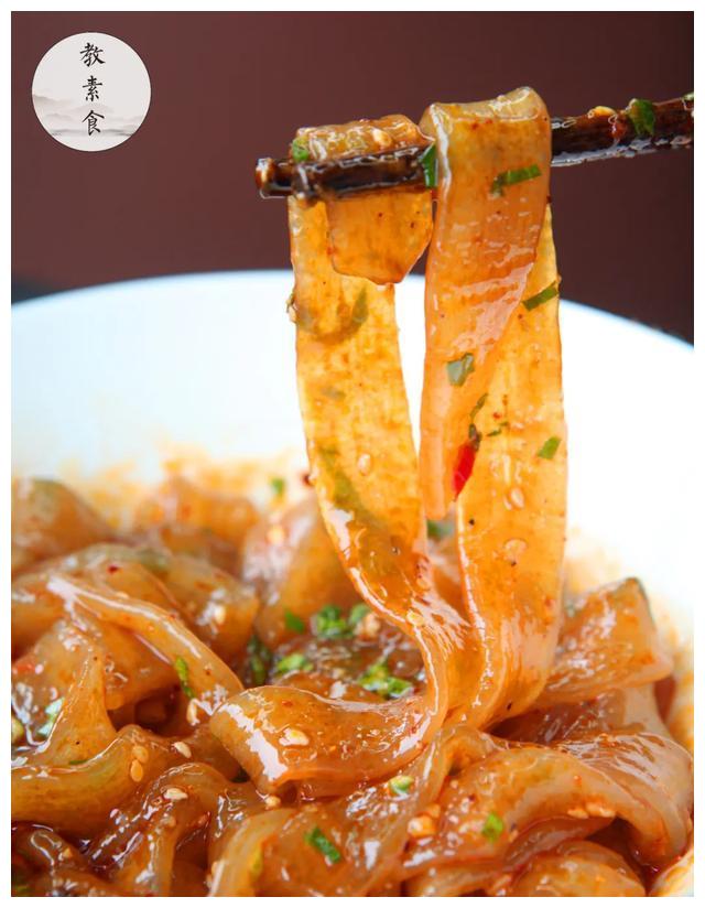 没有什么比一口气嗦下这碗弹滑爽辣的火锅粉更过瘾了