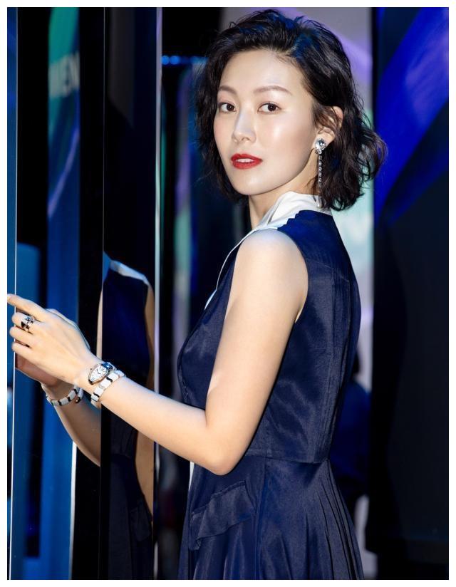 张思思出席春夏上海时装周,展现时尚的智慧之美