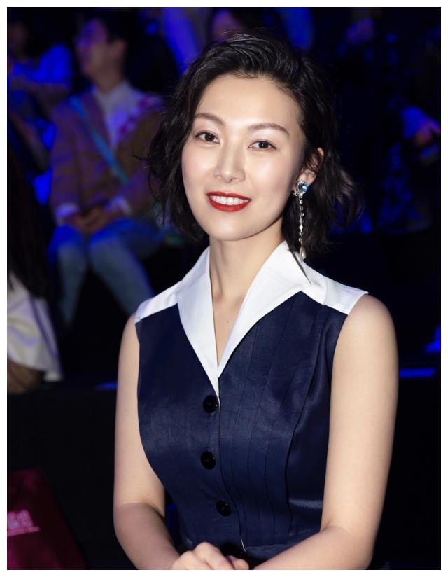 张思思出席春夏上海时装周,展现时尚的智慧之美