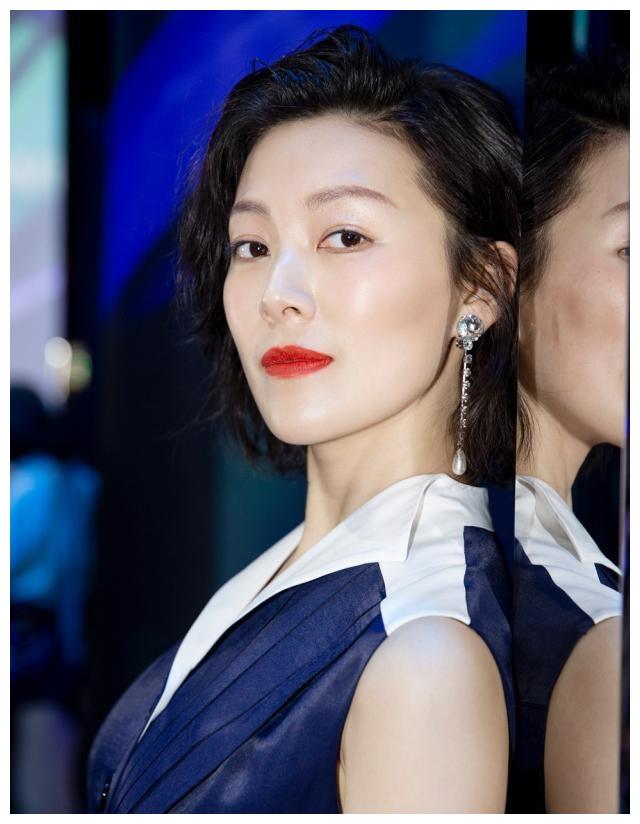 张思思出席春夏上海时装周,展现时尚的智慧之美