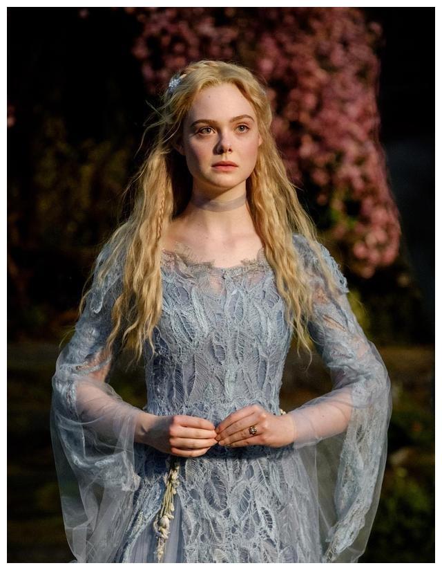 沉睡魔咒2被冷铁灼伤的皇后再次受伤后却仍然选择善良