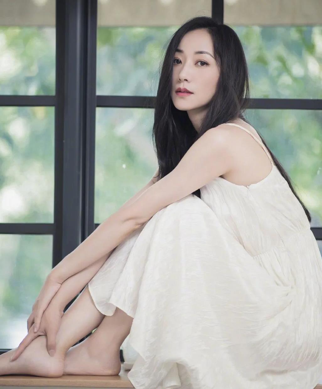 韩雪竟然还可以又纯又欲穿一袭吊带白裙纤细身姿惹人怜