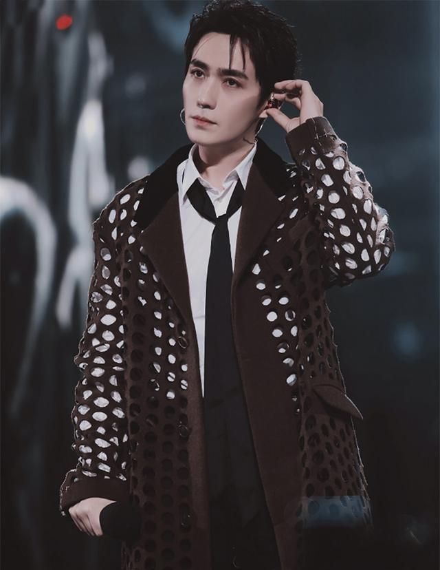 朱一龙车晓穿西装路边撸串这是要闹哪样难不成是要深夜放毒