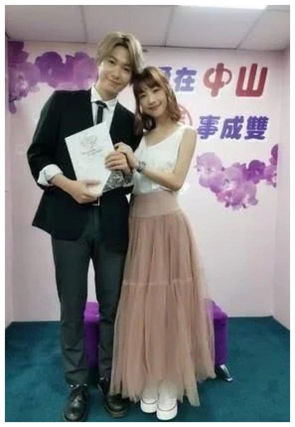 黄少谷宣布「双喜临门」登记结婚娶回美娇娘