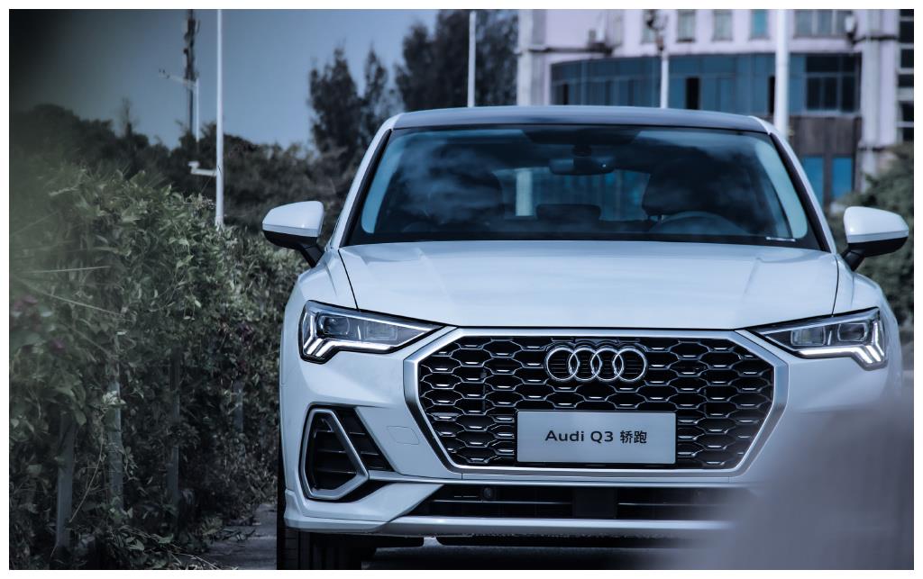 奥迪q3轿跑实车白色涂装很有运动感内饰气场营造得非常到位