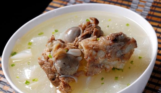 炖骨头汤时直接加水炖是大忌跟着厨师这样做汤鲜味美肉更香