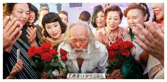 84岁王德顺堪称宠妻狂魔看到他的妻子后终于明白他为何宠