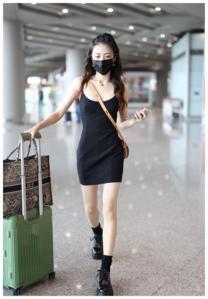 徐璐街拍alexanderwang小黑裙prada厚底鞋堆堆袜