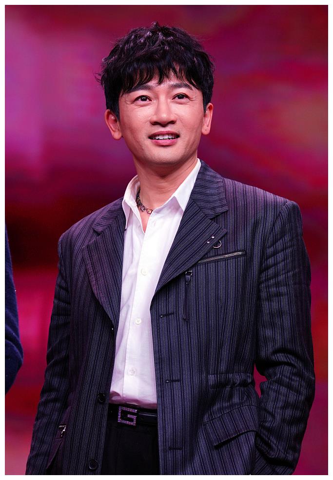 47岁的苏有朋是一代人的偶像,如今他是一位幕后做导演的大男孩