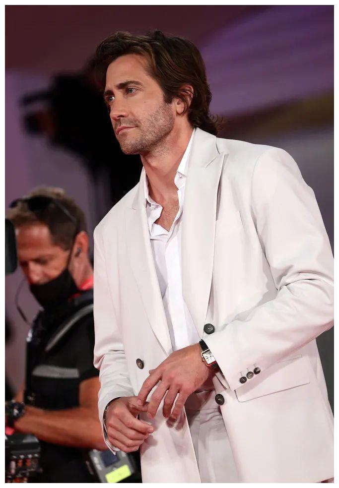 组图男星杰克吉伦哈尔杂志大片粉色型男可爱帅气