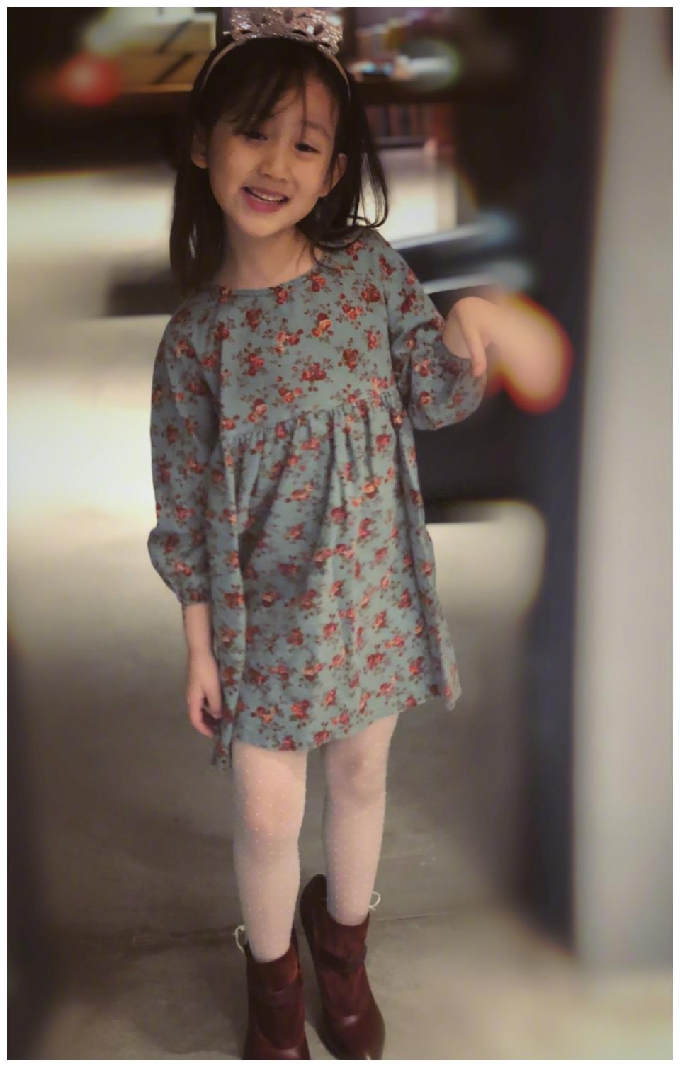 原来黄磊小女儿也贼爱美,才7岁就偷穿妈妈高跟鞋,果然随了姐姐