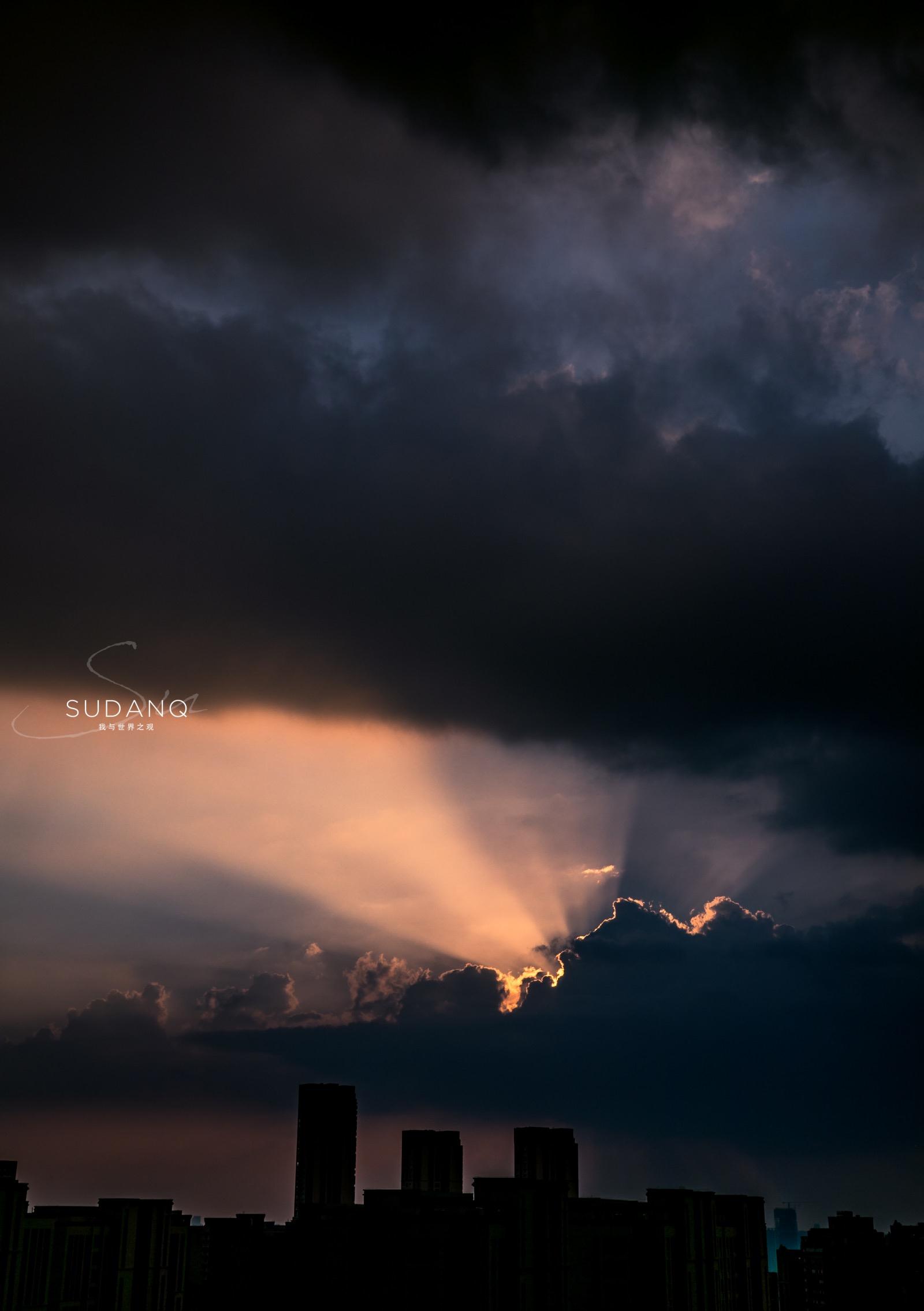 黑云压城城欲摧今日武汉天空很震撼还出现了一只蓝色之眼